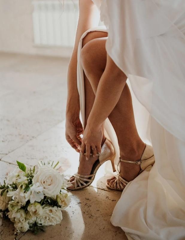 Bliskie ujęcie stopy panny młodej w butach ślubnych na wysokim obcasie. Buty do tańca na ślub Akces Dance