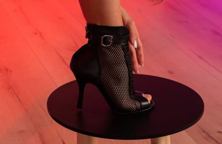 Profesjonalne damskie buty taneczne Akces Dance model High Heels Liza w kolorze czarnym, wykonane ze skóry i siatki, wysokie botki z przodu sznurowane z poprzecznym paskiem.